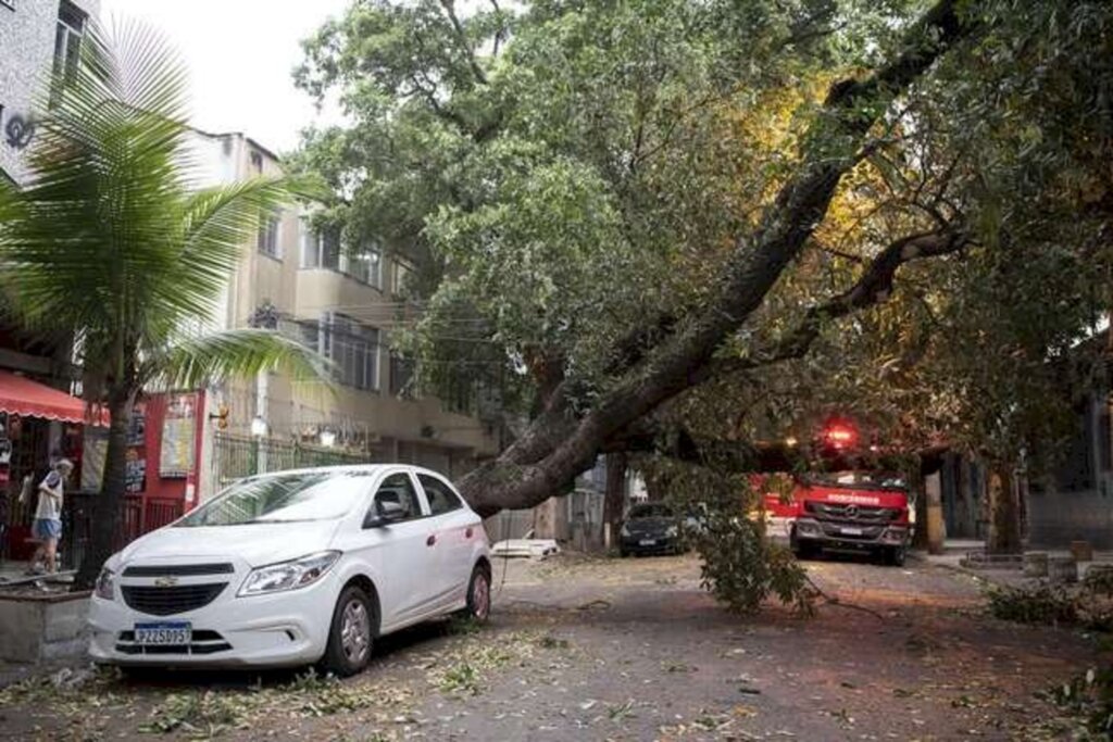 Ventania no Rio causa estragos e interdita Ponte Rio-Niterói