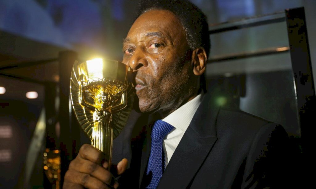 Pelé tem piora e volta para a UTI, diz TV