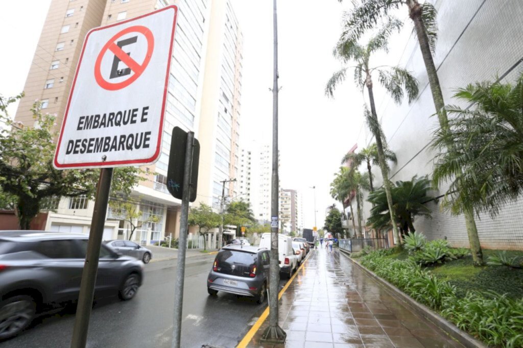 Detrans realiza alterações em vagas de estacionamento na rua Senador Felipe Schmidt