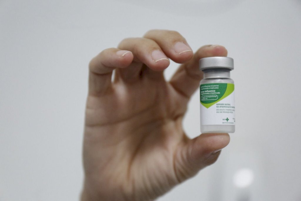 Vacina da gripe está disponível para qualquer pessoa maior de seis meses de idade