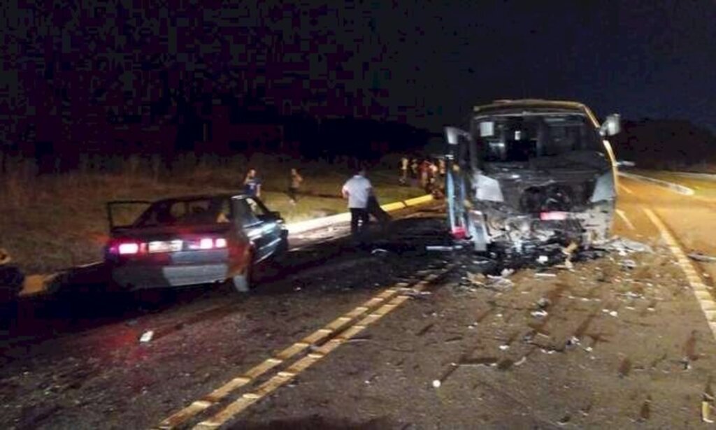 Acidente com micro-ônibus de equipe de vôlei mata três em SC