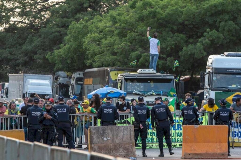 Caminhoneiros começam a deixar a Esplanada dos Ministérios