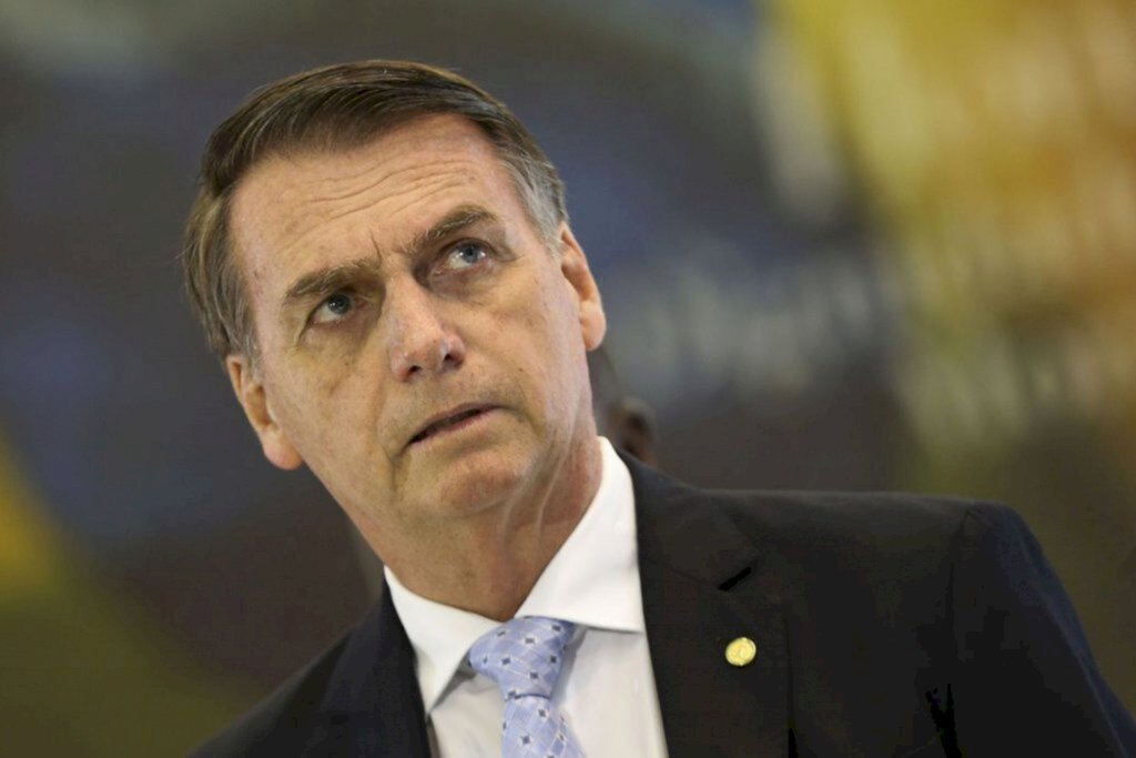 Bolsonaro pede para caminhoneiros liberarem estradas