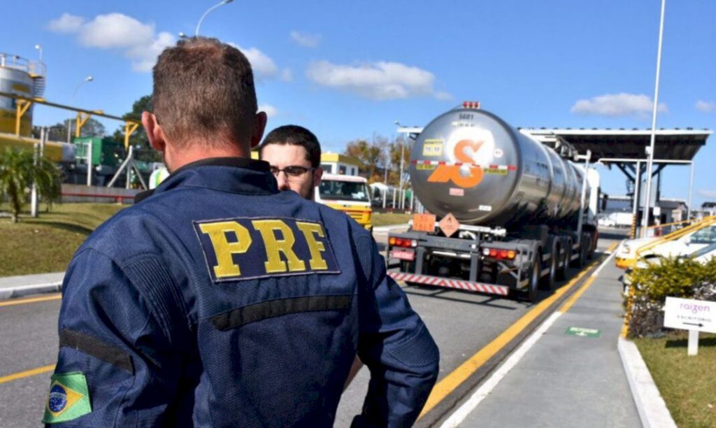 PRF desbloqueia rodovias ocupadas por caminhoneiros em oito estados