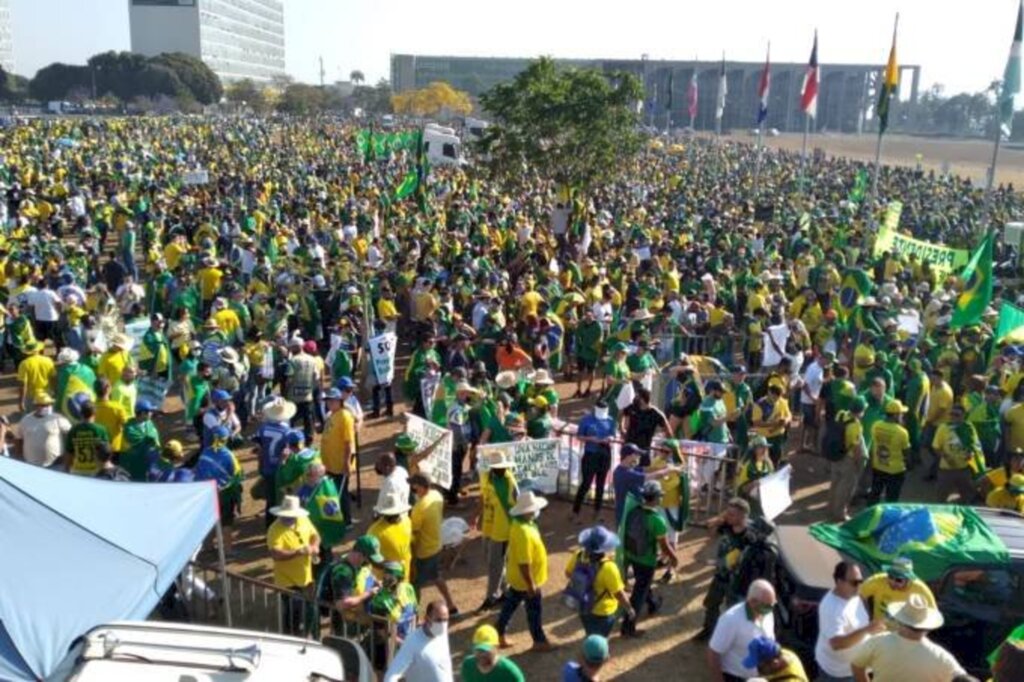 Bolsonaristas massacram oposicionistas em número de manifestantes