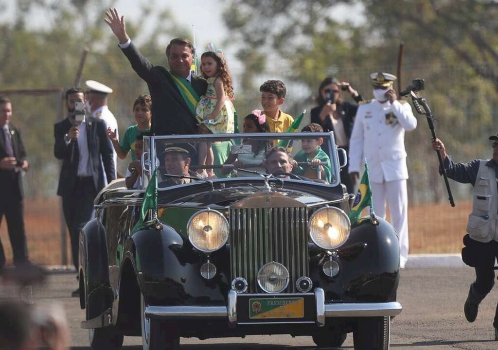 Nelson Piquet vira 'motorista' do Rolls-Royce presidencial com Bolsonaro