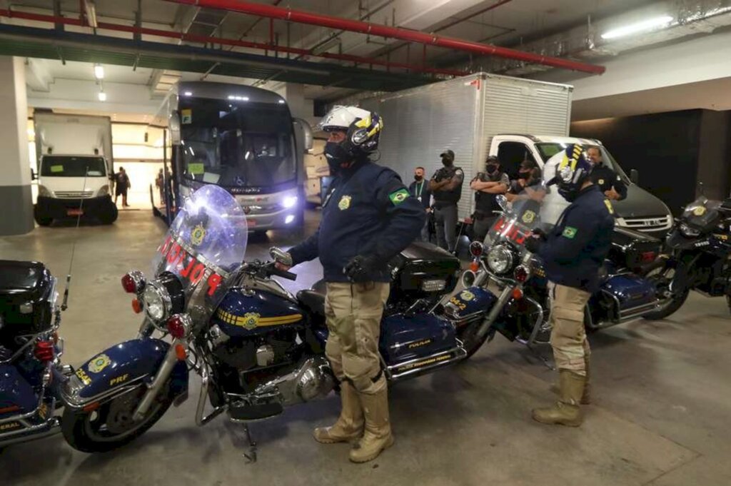 Terra - Policiais federais escoltam ônibus da seleção argentina