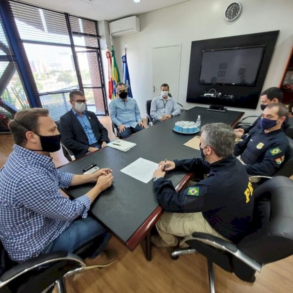 Divulgação - Superintendente André Saul, Prefeito de Joinville Adriano Silva e os Chefes locais da Delegacia da PRF e membros do Detrans,durante a assinatura do acordo técnico.