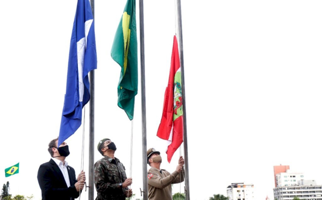 Joinville celebra Semana da Pátria com hasteamento das bandeiras