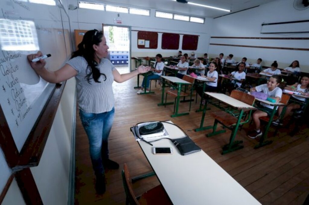 Nova remuneração mínima para o magistério estadual começa a ser paga em SC