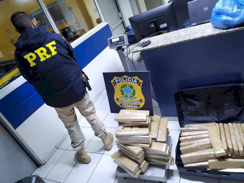 PRF apreende mais de 80 kg de maconha e anabolizantes em automóvel na BR 101 em Joinville