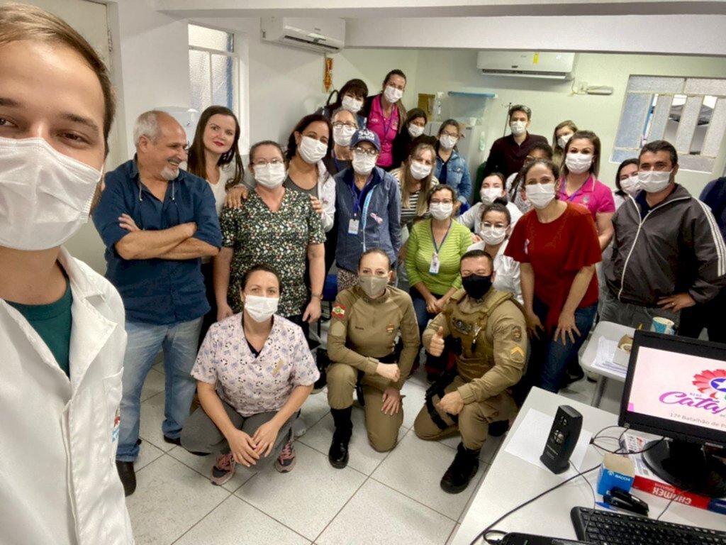 Policiais ministram palestra sobre a Rede Catarina no Paranaguamirim