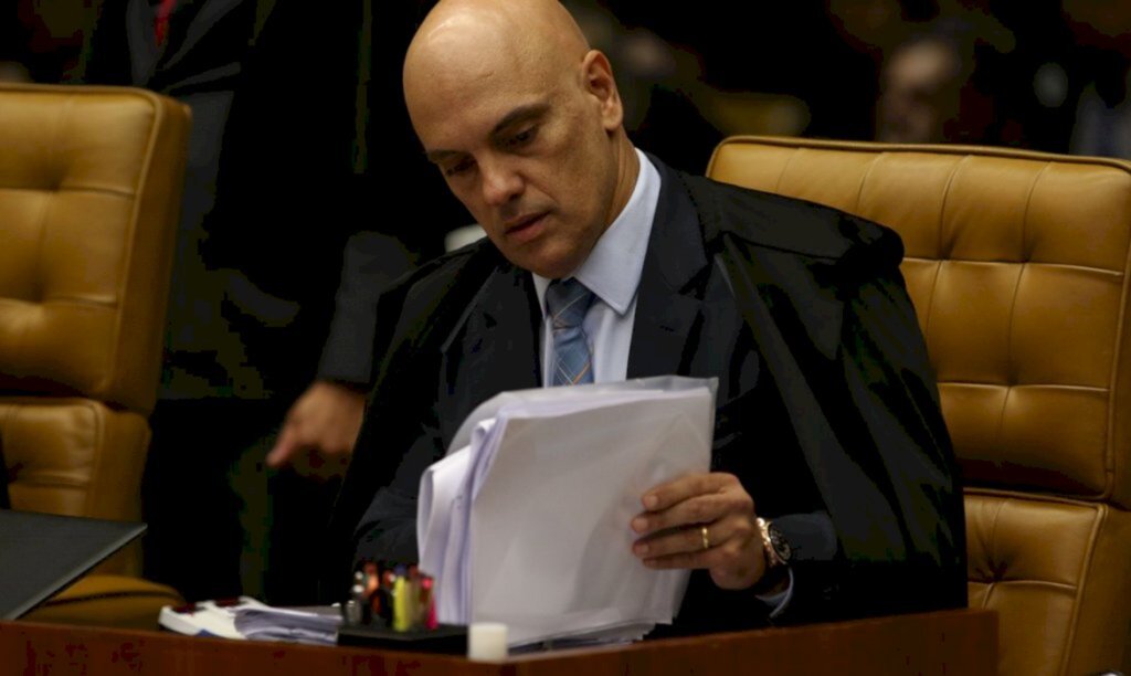 Bolsonaro formaliza pedido de impeachement de Alexandre de Moraes