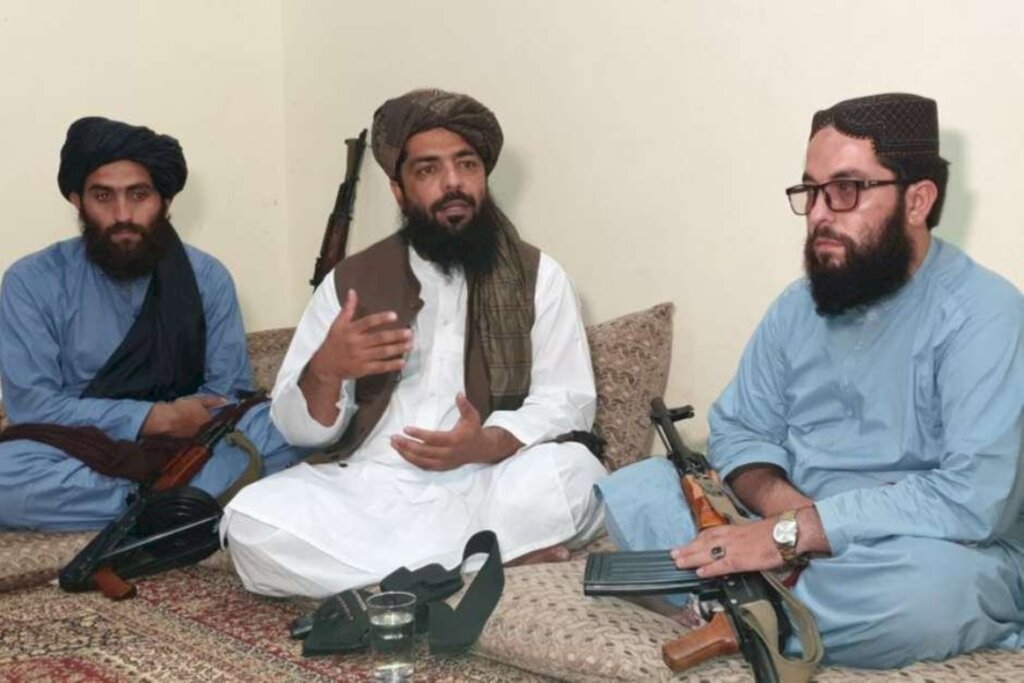 REUTERS/Stringer - Waheedullah Hashimi, comandante do Taliban, durante entrevista à Reuters em local não revelado perto da fronteira Afeganistão-Paquistão