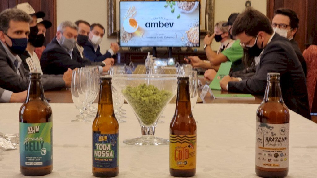 Governador conhece a primeira cerveja 100% catarinense