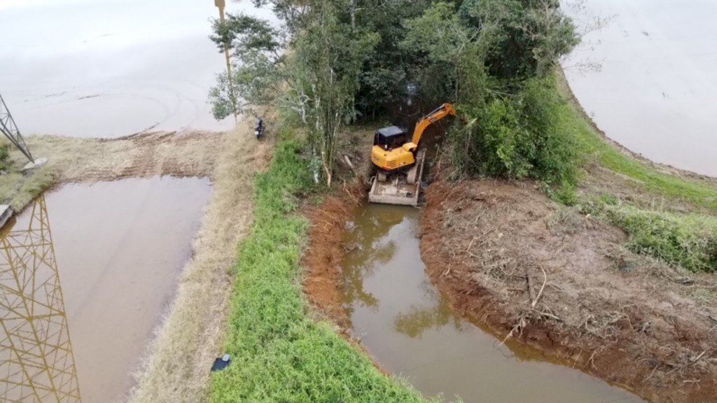 Prefeitura de Joinville inicia limpeza de rios no Vila Nova e no Iririú