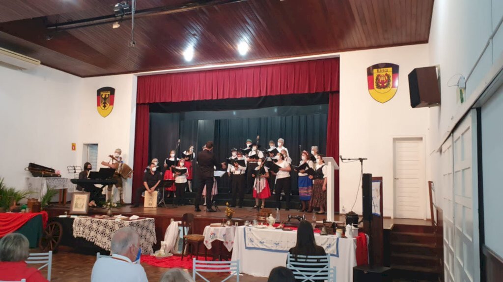 Lírica comemora Dia do Folclore  com grupos de dança e canto coral neste domingo