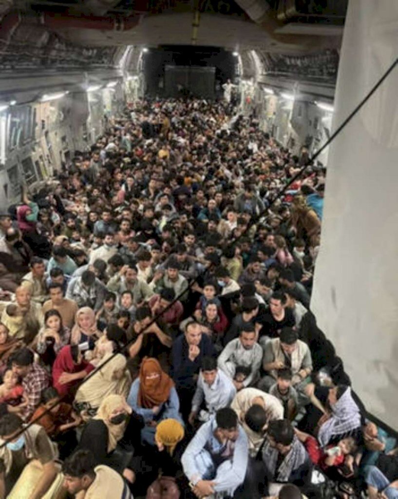 Foto de avião militar dos EUA mostra drama do êxodo afegão