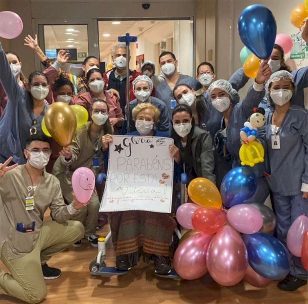 Alta de Gloria Menezes foi comemorada com festa no hospital