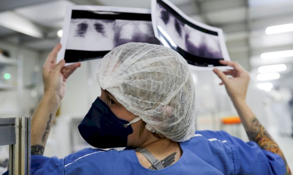 Entre ontem e hoje, Brasil confirma 434 novas mortes por covid-19.