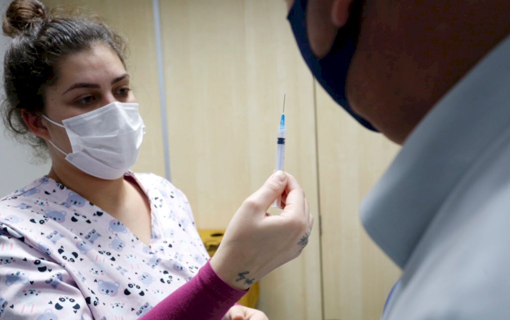 Joinville vacina cerca de 1 mil pessoas durante a madrugada