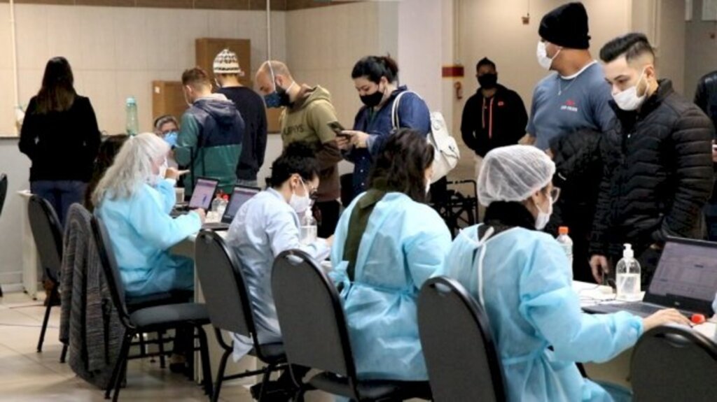 SC chega a 70% da população adulta vacinada com primeira dose