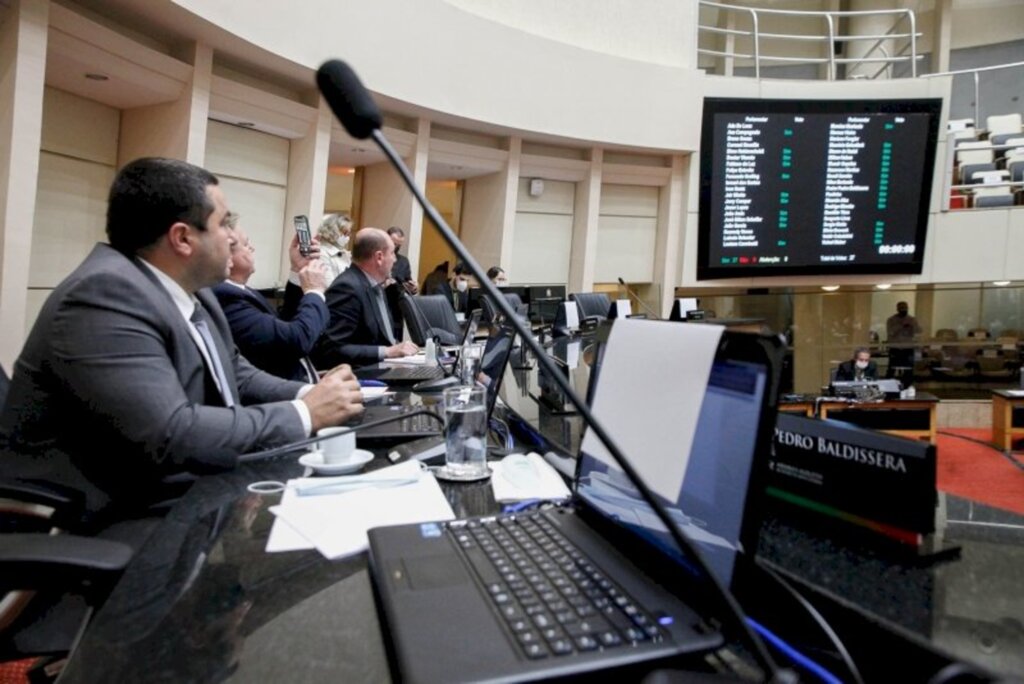 Com aprovação de PEC, Magistério garante remuneração mínima de R$ 5 mil