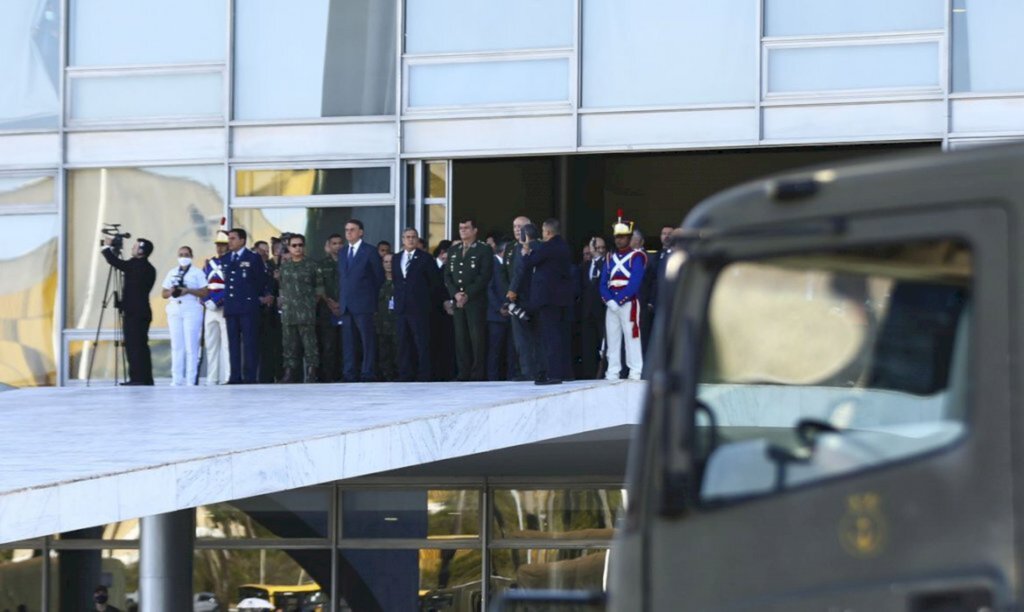 Marinha faz desfile com carros blindados na Esplanada dos Ministérios