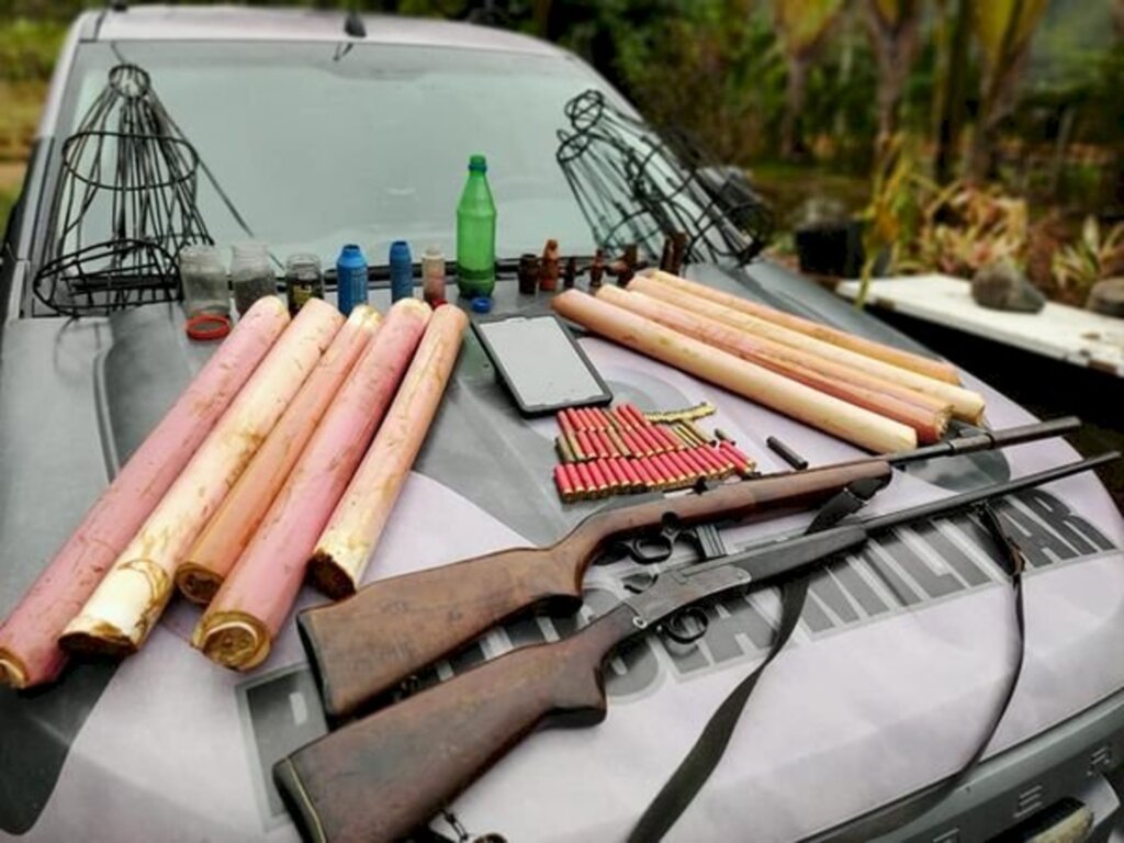 Polícia Ambiental prende homem com armas,munição e cabeças de palmito