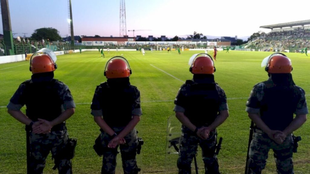 Policiais em jogos de futebol não ofendem cofre do Estado ao garantir ordem pública