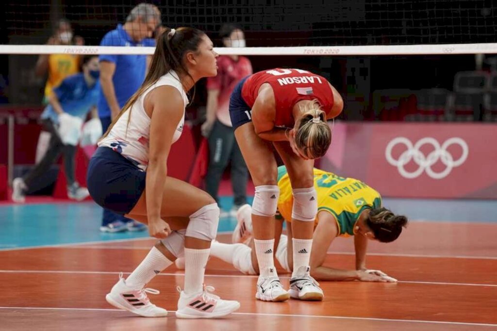 Brasil perde para os EUA por 3 a 0 e é prata no vôlei