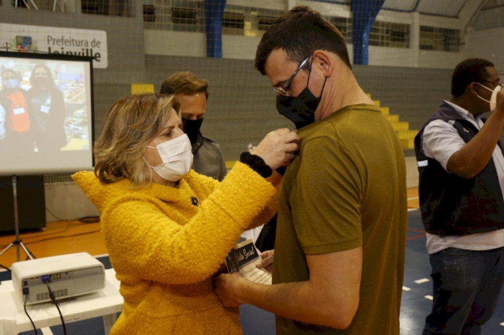 Voluntários e servidores que auxiliaram na ação emergencial de inverno são homenageados