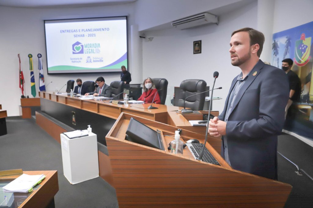 Secretário de habitação fala a vereadores sobre projetos da pasta