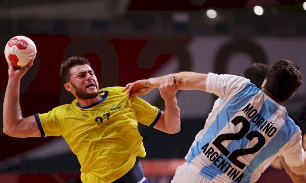 Brasil bate Argentina e mantém chance de avançar no handebol