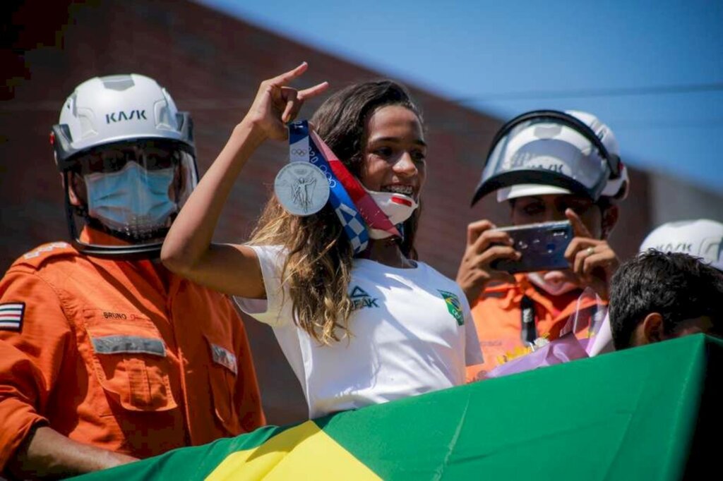 Medalhista, Rayssa retorna a Imperatriz e comemora com desfile