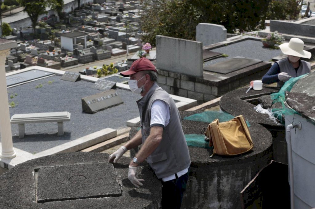 Prefeitura de Joinville realiza ação de limpeza no Cemitério Municipal
