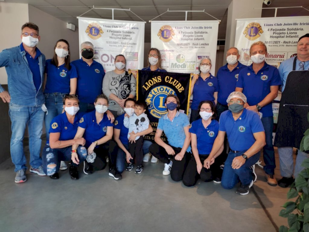 Divulgação - Equipe do Lions Clube Joinville Iririú que esteve envolvida na realização da 4ª Feijoada Solidária