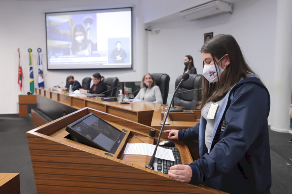 Vereadores conhecem projeto de webrádio escolar do Itinga