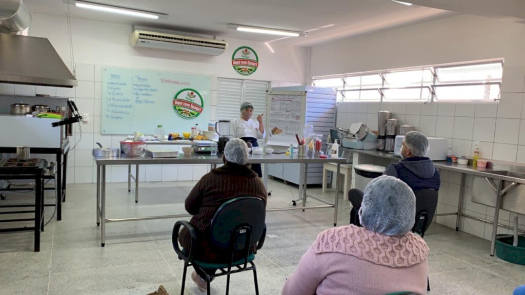 Educação promove capacitação para merendeiras com receitas naturais e sem açúcar