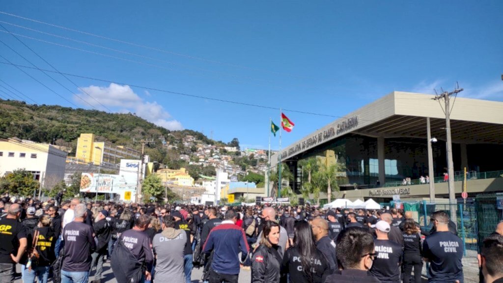 SINPOLS/SC - Decisão dos servidores foi tomada em frente à Assembleia Legislativa do Estado