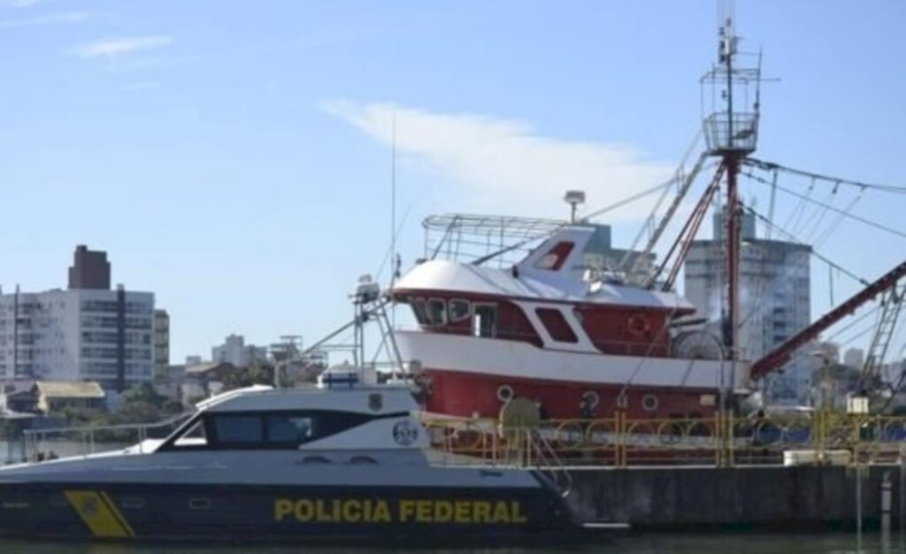 Polícia Federal encontra barco com 800 kg de cocaína no Caixa D' Aço