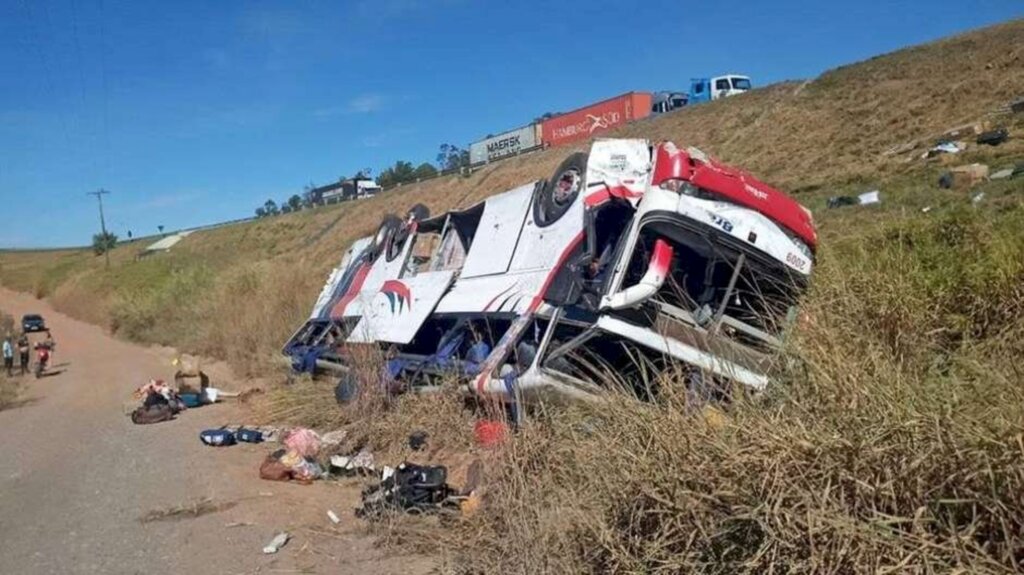 Ônibus cai em ribanceira e deixa pelo menos 3 mortos