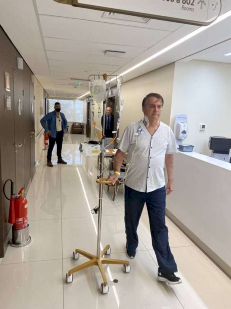 Sem sonda, Bolsonaro caminha por hospital