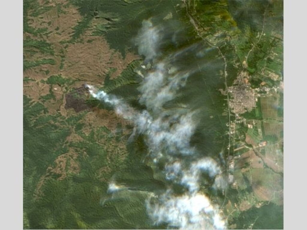  - Imagem gerada pelo satélite Sentinel-2 no dia 13 de julho mostra fumaça provocada pelo incêndio