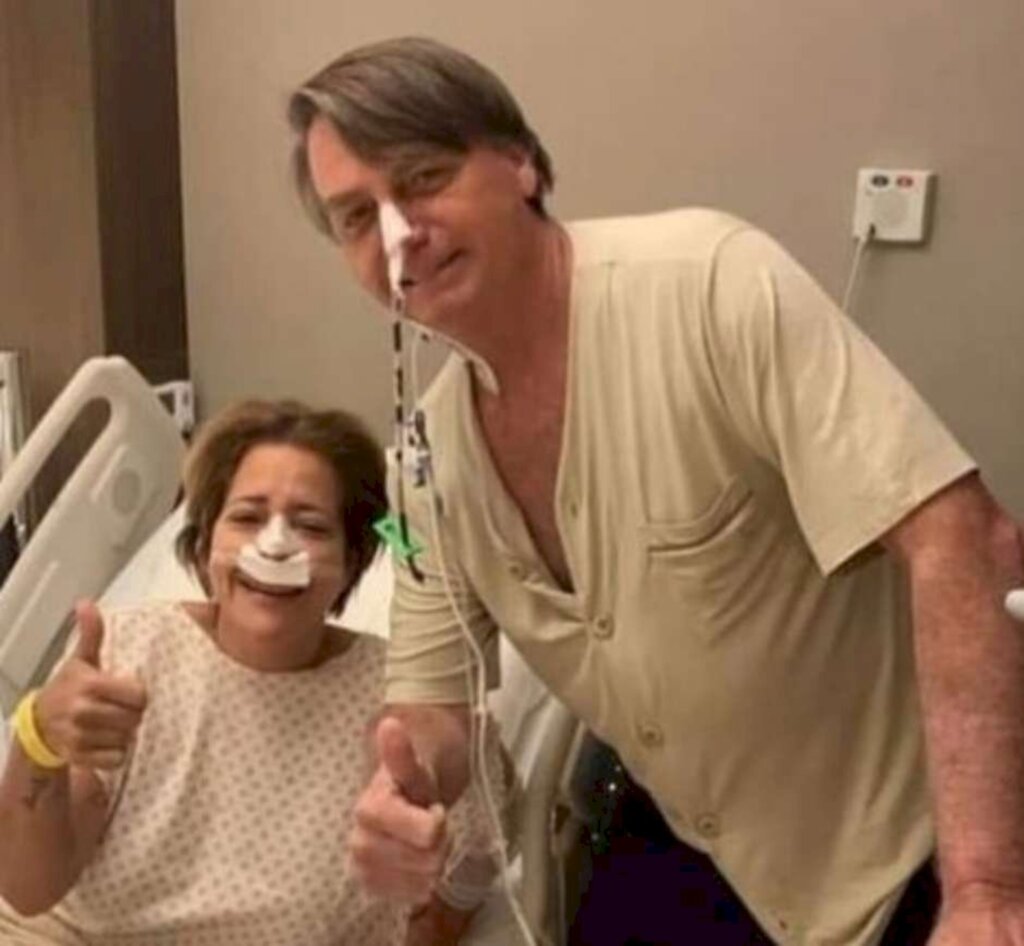 Instagram Michelle Bolsonaro - Bolsonaro e paciente não identificada fizeram sinal de positivo enquanto posavam para a foto