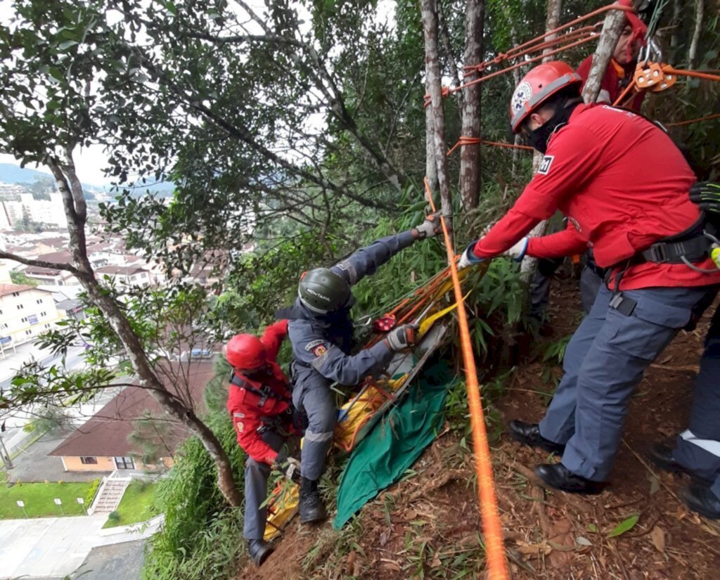 Bombeiros Voluntários de Joinville realizam treinamento de resgate técnico vertical