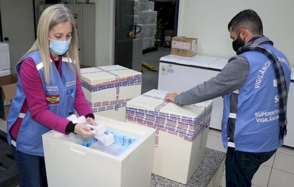 SC recebe 125 mil doses de vacina na tarde desta quinta; distribuição foi antecipada