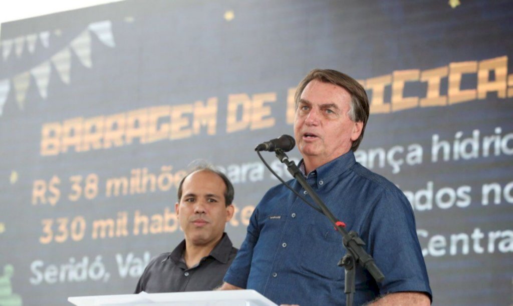 Bolsonaro é transferido para SP e pode passar por cirurgia