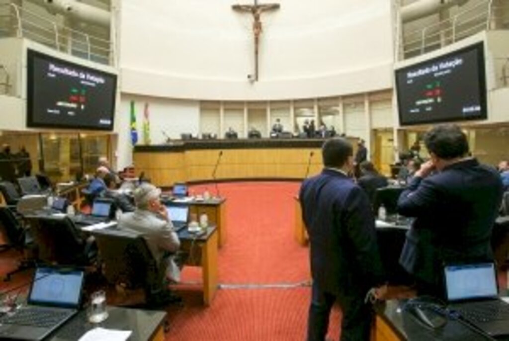 Assembleia aprova entrega de notebooks a professores da rede estadual