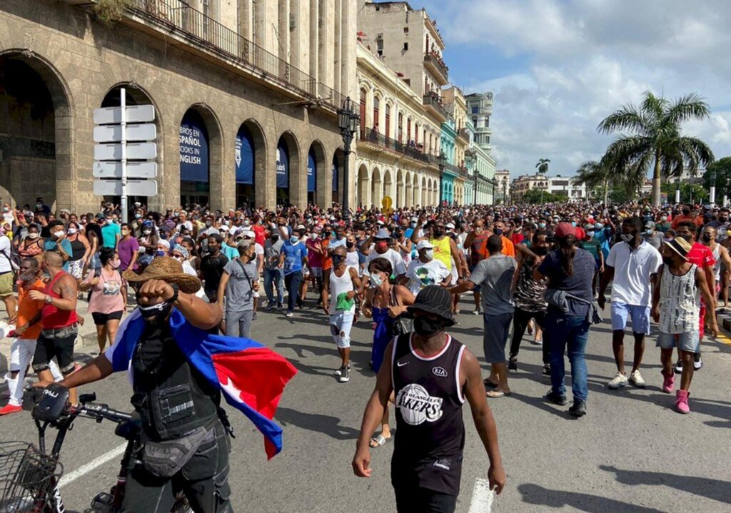 Reuters - Protestos em Havana, capital de Cuba, neste domingo (11)